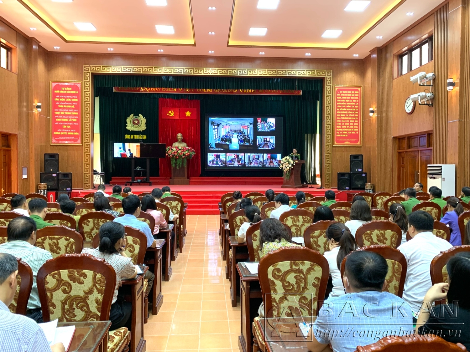 Đại tá Hà Trọng Trung - Phó Giám đốc Công an tỉnh phát biểu khai mạc hội nghị