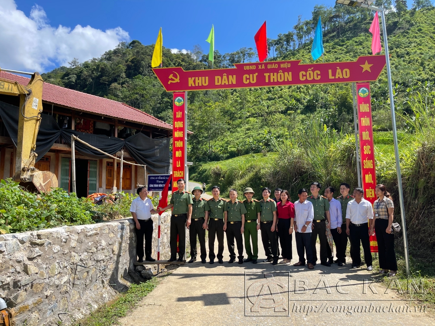 Khánh thành công trình cổng chào khu dân cư thôn Cốc Lào