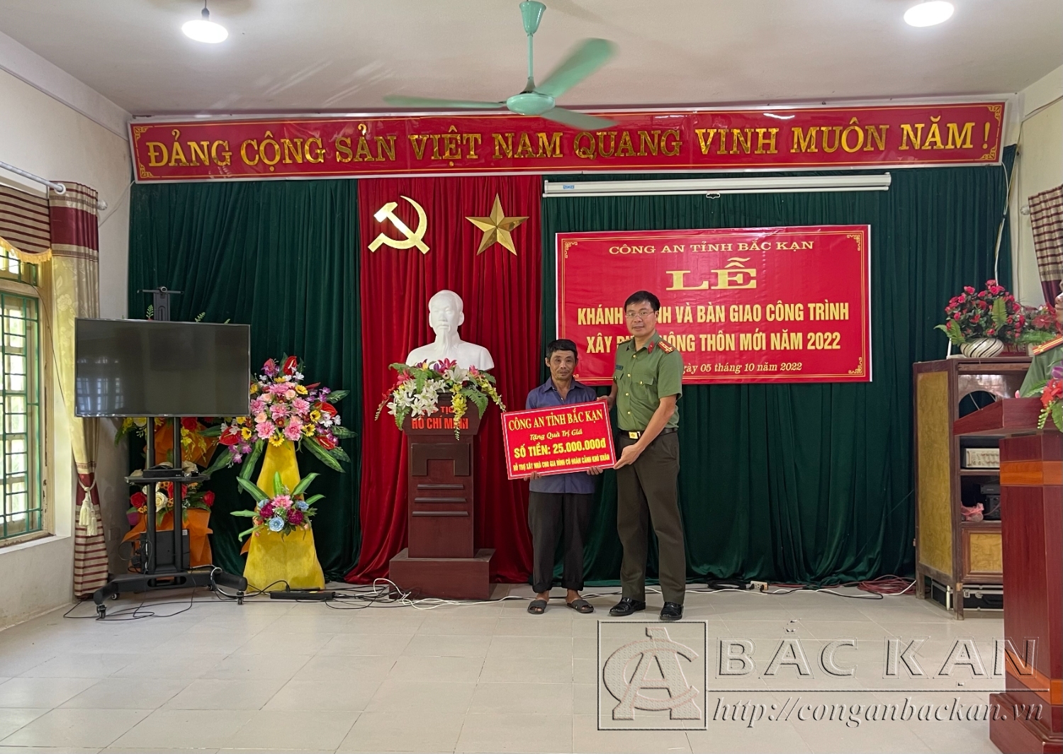 Trao số tiền giúp đỡ gia đình ông Triệu Sành Vạng, thôn Nà Hin, xã Giáo Hiệu xây dựng nhà mới