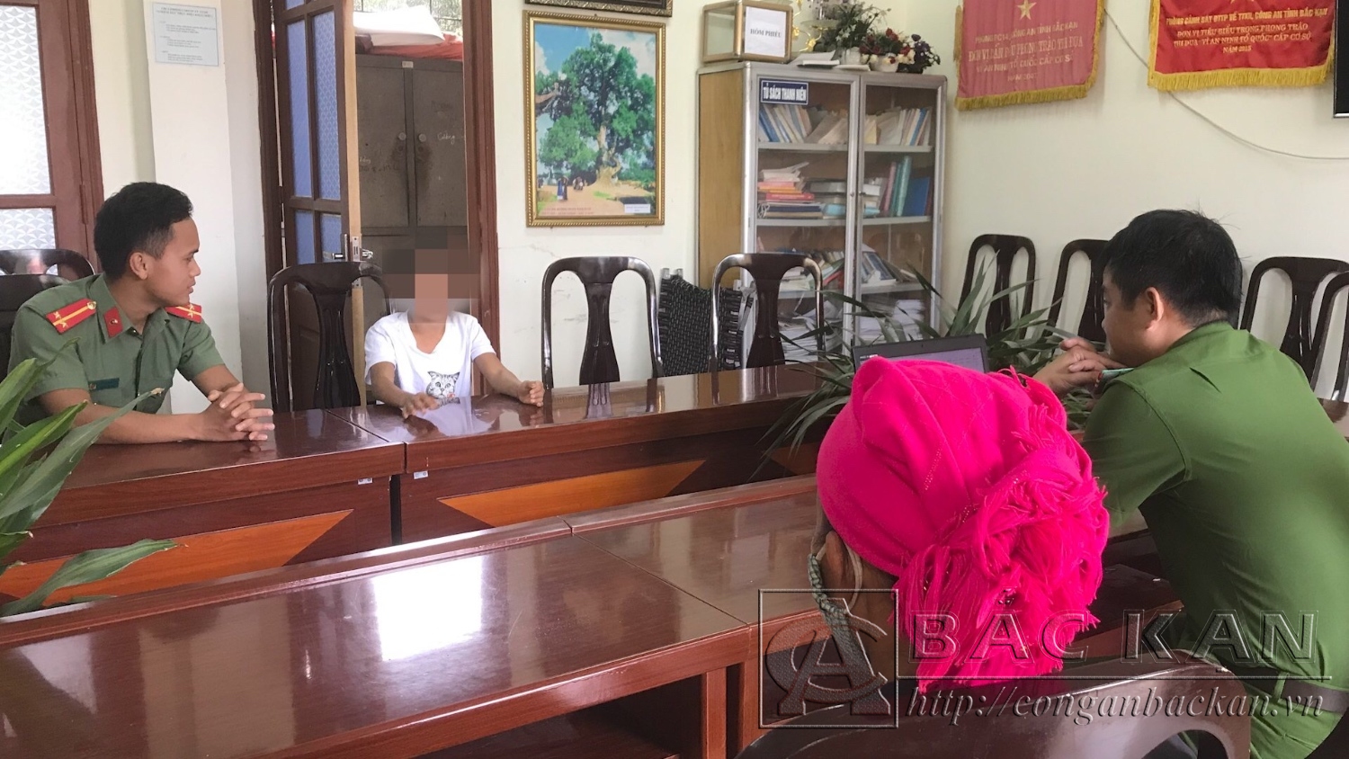  Cơ quan Công an làm việc với gia đình và đối tượng có hành vi xâm hại tình dục trẻ em, xả ra tại xã Nhạn Môn, huyện Pác Nặm, tỉnh Bắc Kạn
