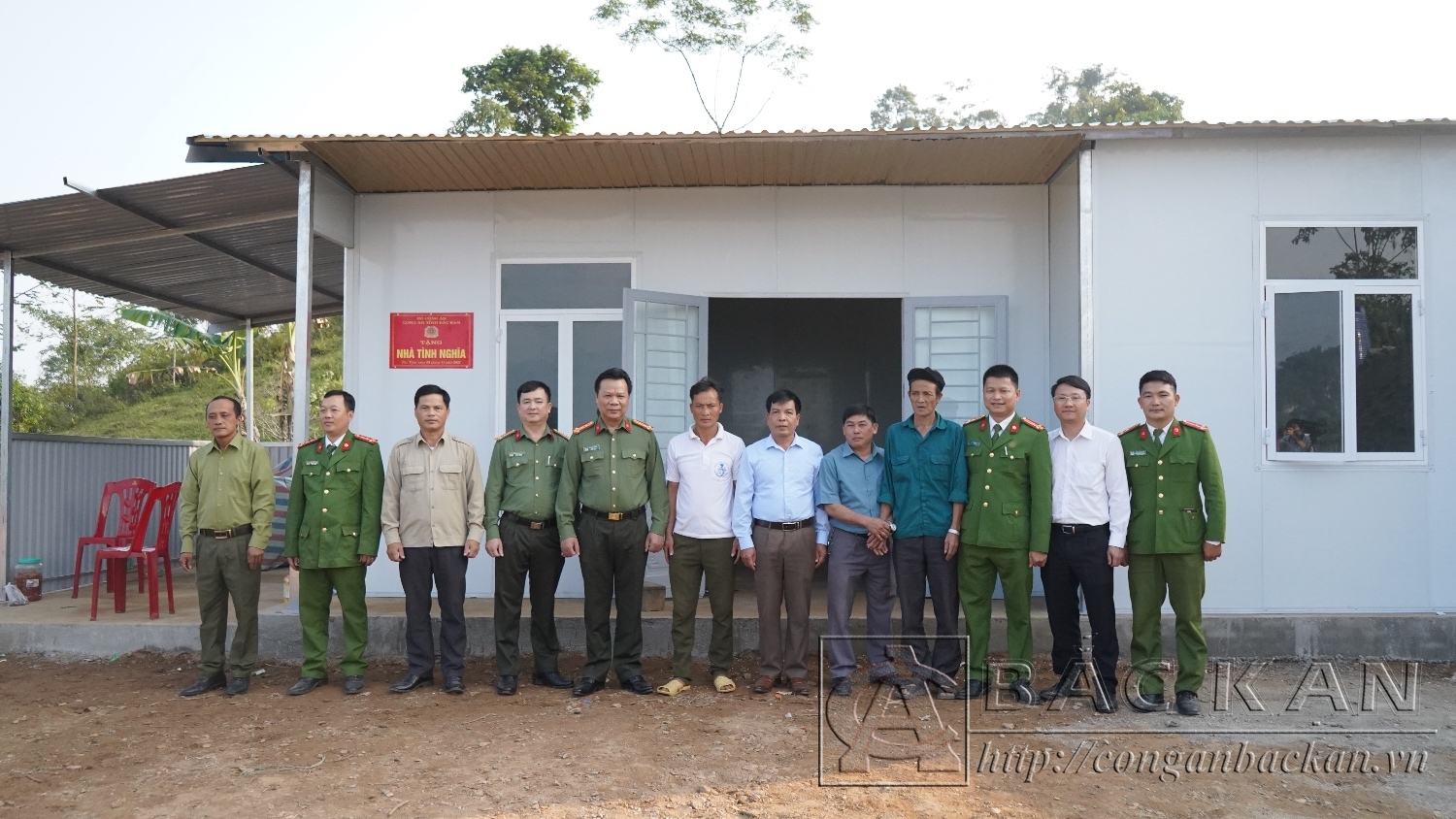 Đại tá Hà Văn Tuyên và đại diện chính quyền địa phương trao nhà cho gia đình ông Khìn