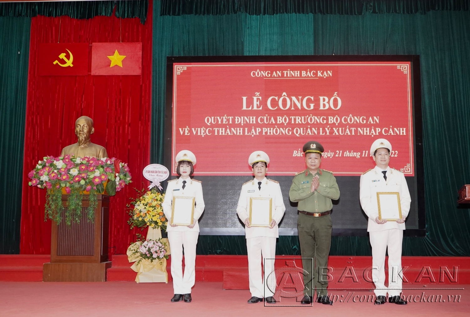 Đại tá Hà Văn Tuyên, Giám đốc Công an tỉnh trao Quyết định của Bộ trưởng Bộ Công an  về việc thành lập Phòng Quản lý xuất nhập cảnh. 