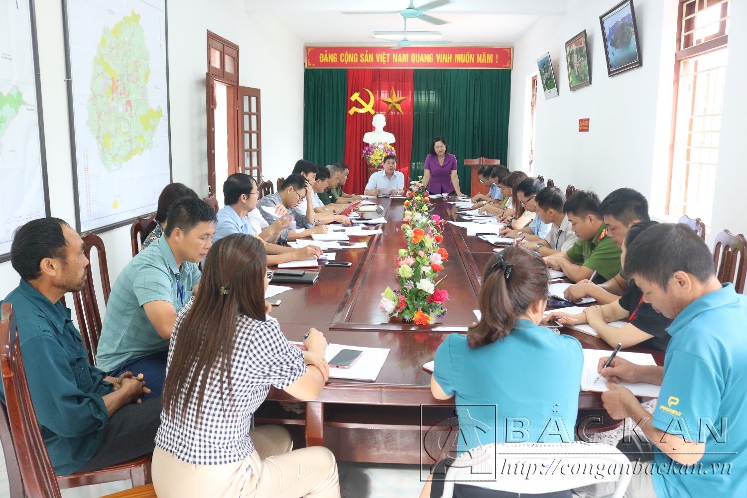 Đồng chí Phương Thị Thanh, Phó Bí thư thường trực tỉnh uỷ, Chủ tịch HĐND tỉnh kiểm tra công tác tín ngưỡng, tôn giáo tại thị trấn Nà Phặc.