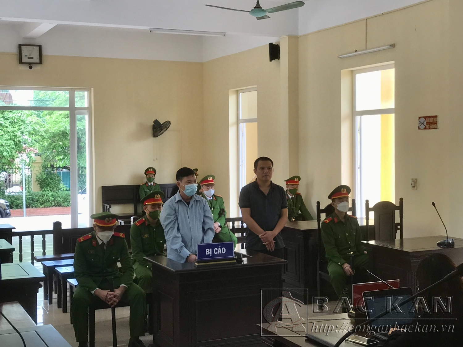 Bị cáo Đinh Công Dũng (đeo khẩu trang) và bị cáo Trần Quang Điền (áo đen) tại phiên tòa