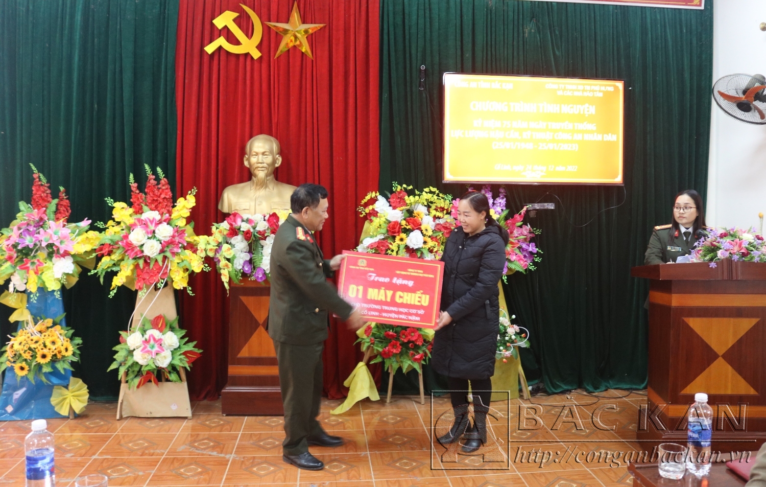  Đại tá Đinh Quang Huy, Phó Giám đốc Công an tỉnh trao quà cho đại diện Trường THCS