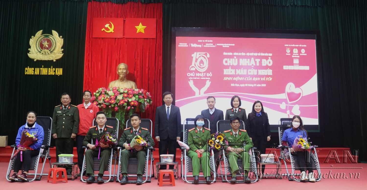 Đồng chí Phạm Duy Hưng- Phó Chủ tịch tỉnh và các đại biểu tặng hoa các tình nguyện viên.