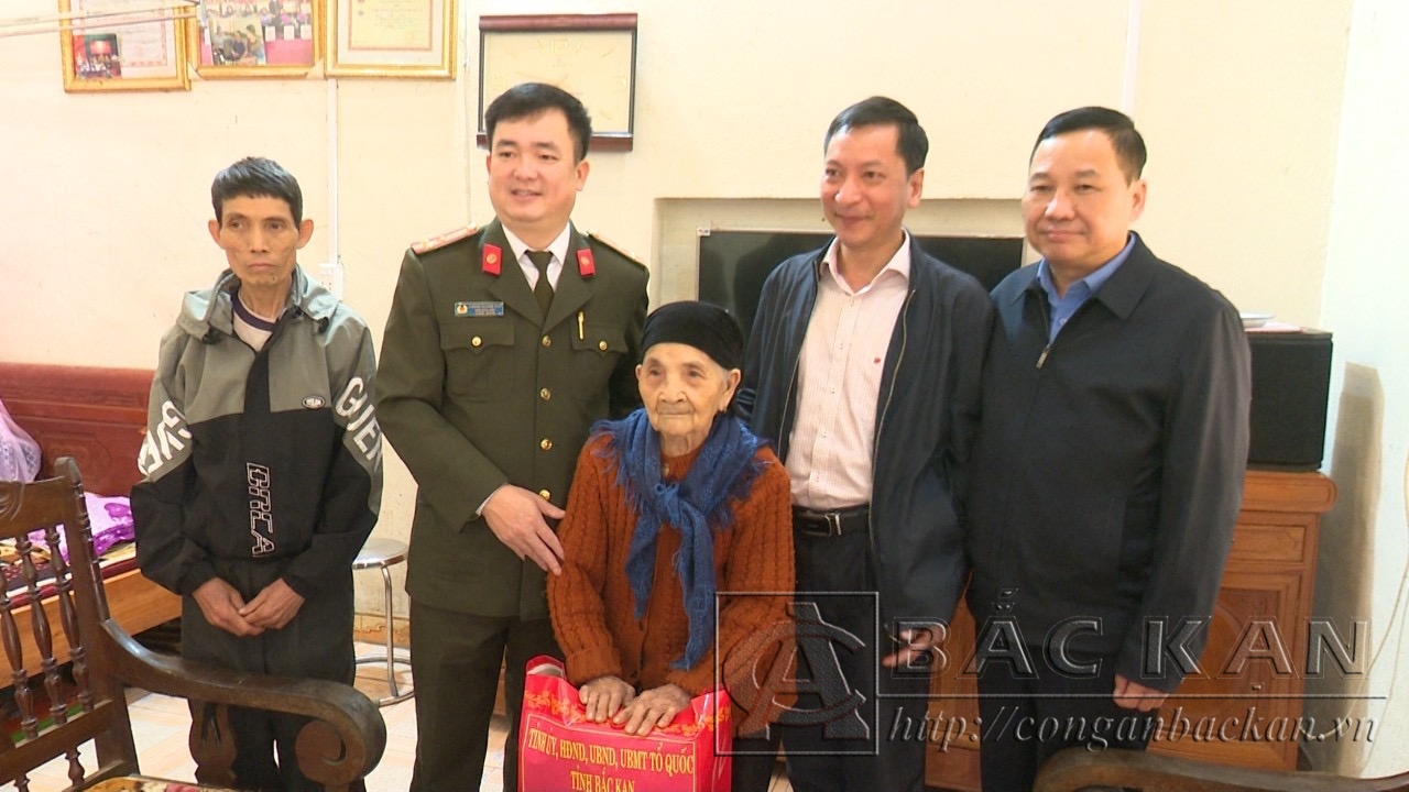 Đoàn thăm hỏi tặng quà Mẹ Việt Nam anh hùng Mông Thị Thi, thôn Nà Ngăm, xã Cẩm Giàng, huyện Bạch Thông