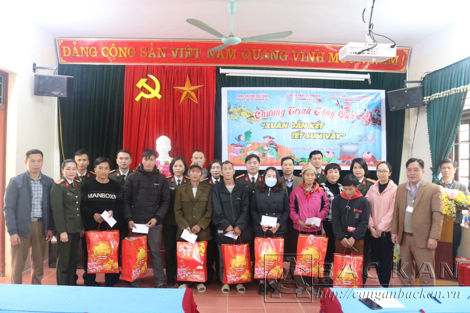 Trao tặng quà cho các gia đình khó khăn tại xã Khang Ninh