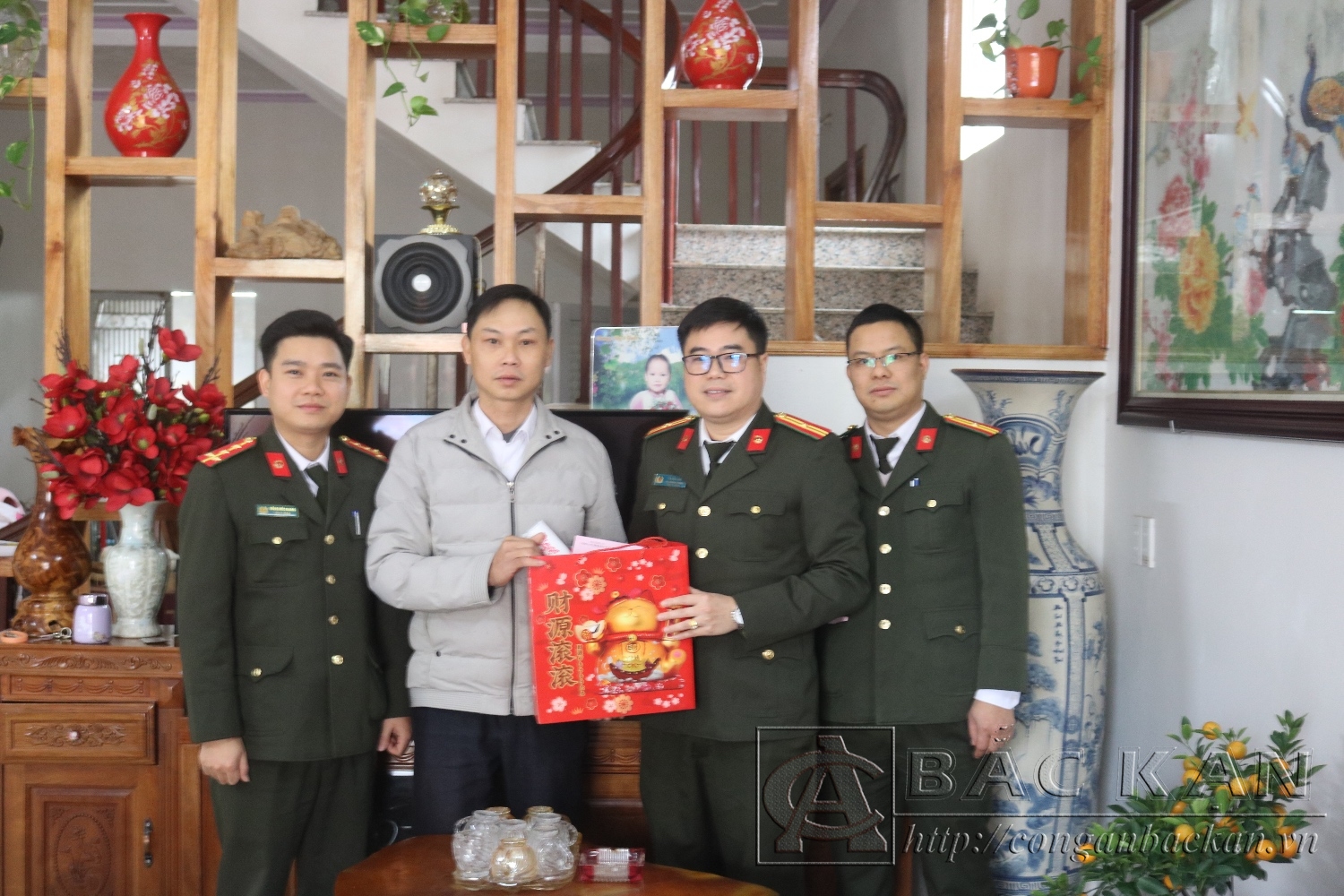 Lãnh đạo Phòng Tổ chức cán bộ trao quà cho thương binh Triệu Đức Sơn
