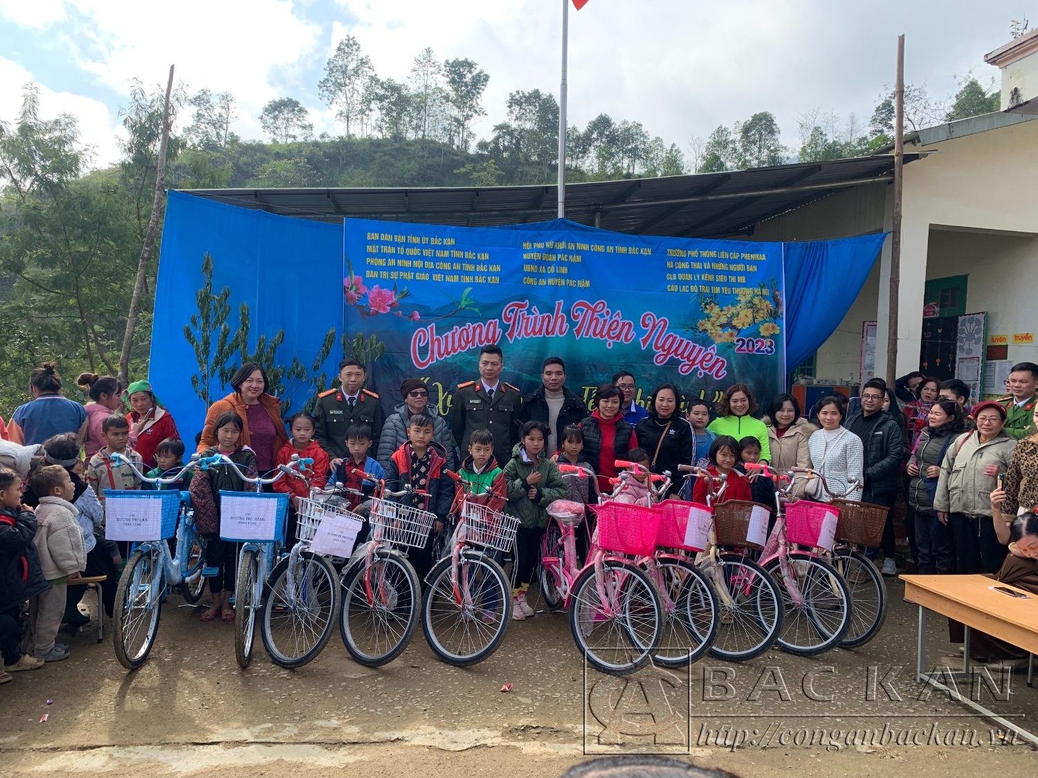 Đoàn tặng 10 xe đạp cho 10 em học sinh có hoàn cảnh khó khăn đạt thành tích cao trong học tập