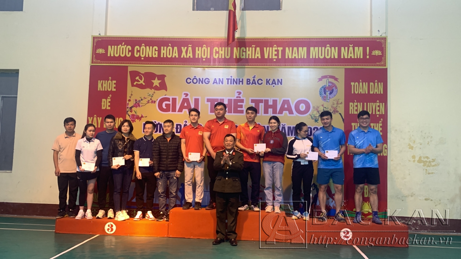 Đại tá Đinh Quang Huy – Phó Giám đốc Công an tỉnh trao giải cho các vận động viên thi đấu môn Cầu lông