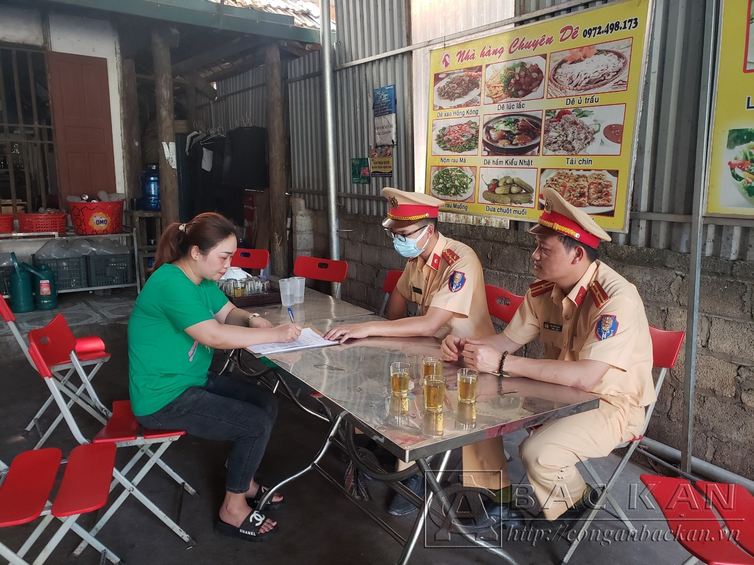 Phòng Cảnh sát giao thông Công an tỉnh tuyên truyền các nhà hàng trên địa bàn Thành phố Bắc Kạn ký cam kết thực hiện “Đã uống rượu bia, không lái xe”