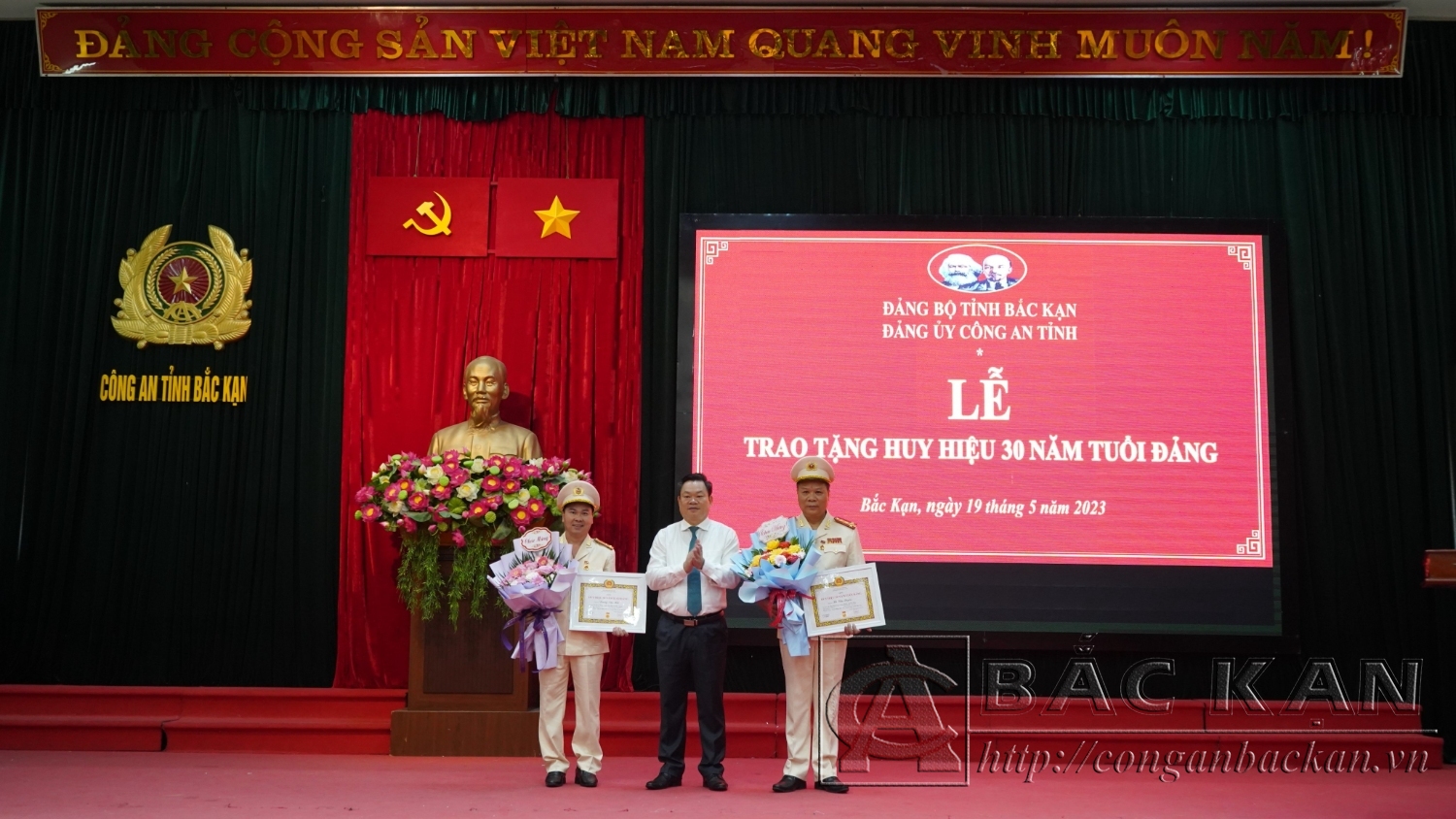 Đồng chí Hoàng Duy Chinh, Ủy viên BCH Trung ương Đảng, Bí thư Tỉnh ủy trao tặng Huy hiệu cho 2 đồng chí