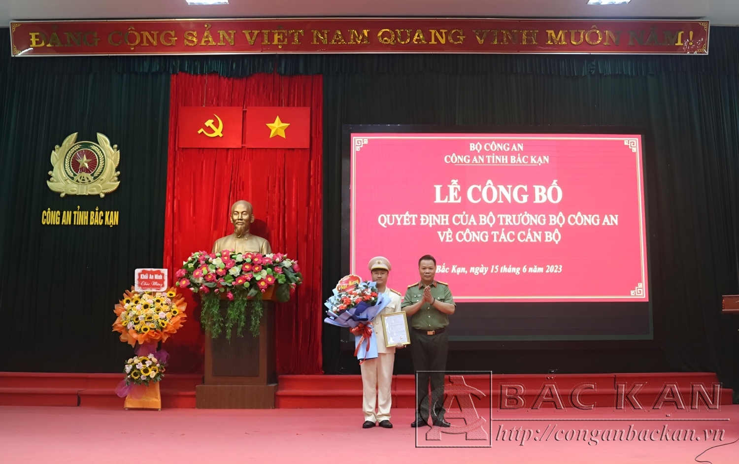Đại tá Hà Văn Tuyên - Giám đốc Công an tỉnh trao Quyết định của Bộ trưởng Bộ Công an Bổ nhiệm Phó Giám đốc đối với Thượng tá Lê Hồng Giang