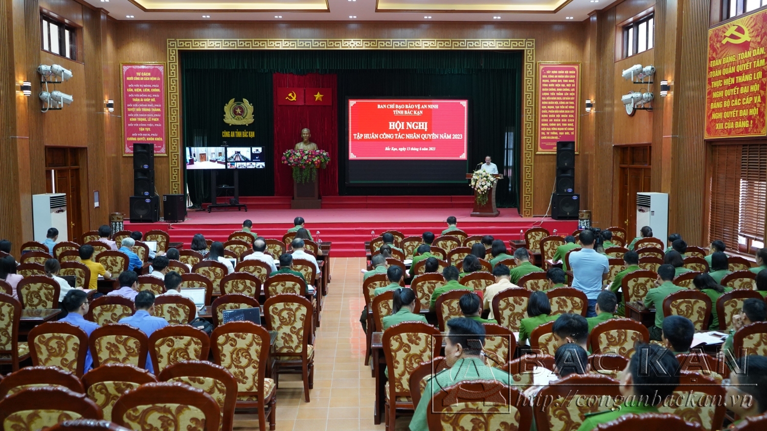 Đồng chí Nguyễn Đăng Bình - Chủ tịch UBND tỉnh, Trưởng Ban Chỉ đạo Bảo vệ an ninh tỉnh phát biểu tại hội nghị