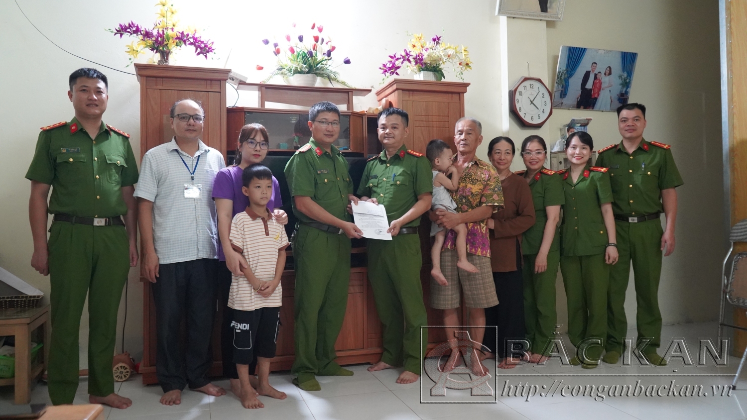 Đoàn Công tác bàn giao kinh phí hỗ trợ sửa chữa nhà tình nghĩa đối với gia đình đồng chí Hà Nhân Thái