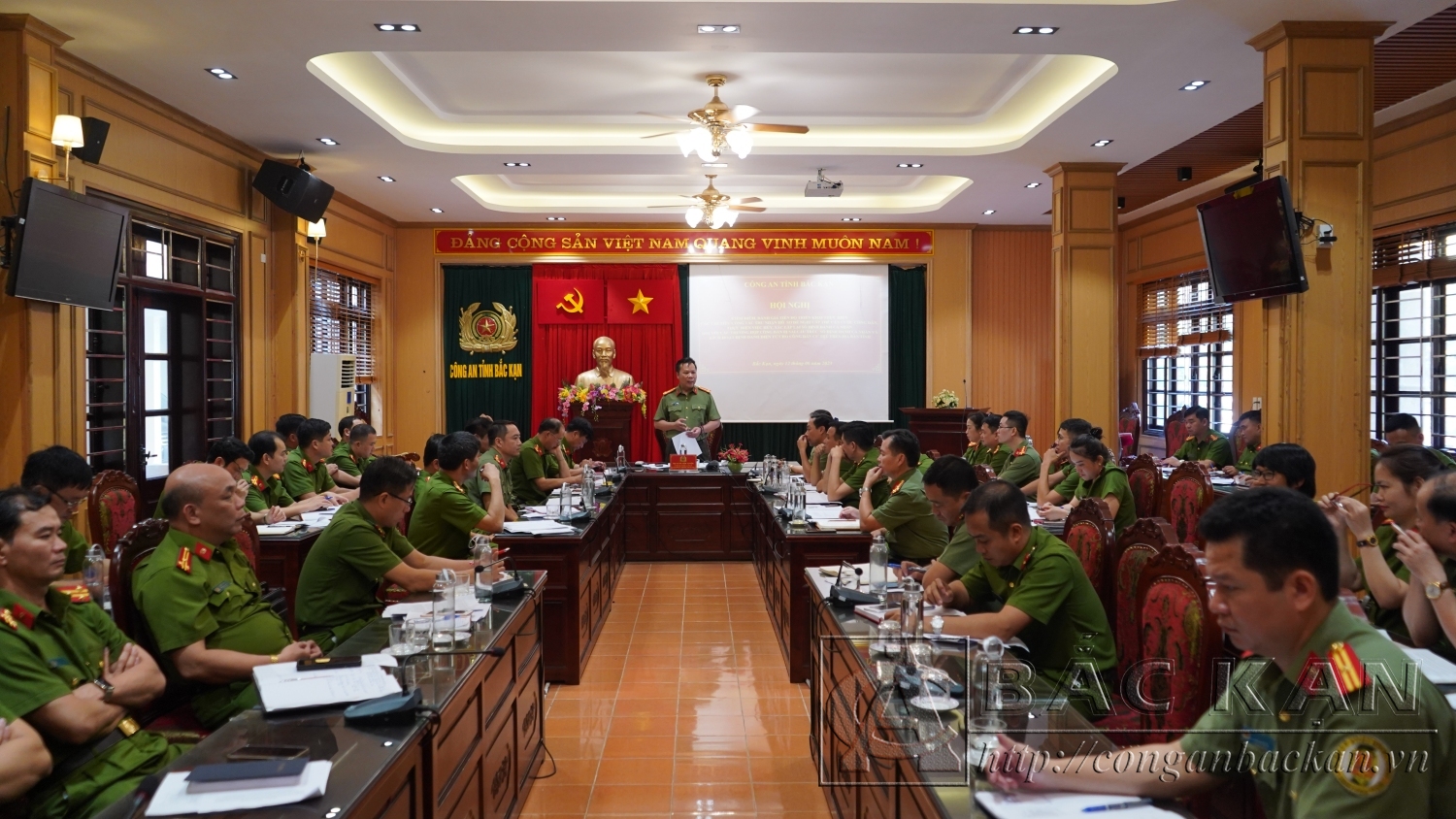 Đại tá Hà Văn Tuyên, Giám đốc Công an tỉnh phát biểu kết luận hội nghị
