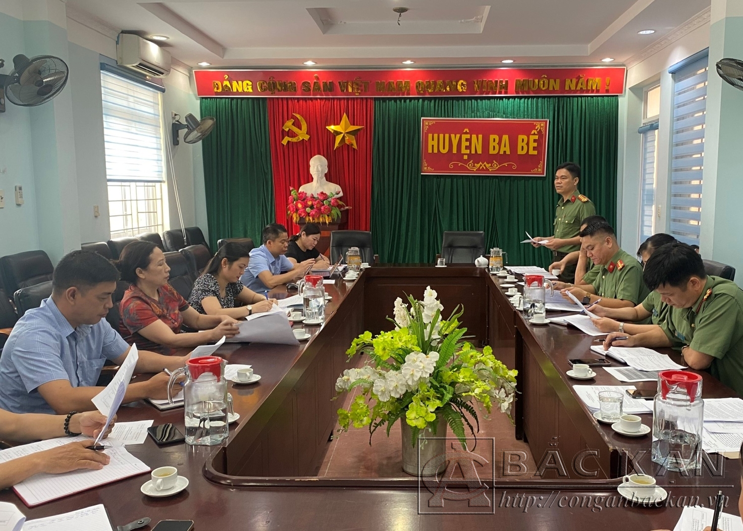 Đoàn công tác của Công an tỉnh làm việc với UBND huyện Ba Bể về tổ chức điểm Ngày hội toàn dân bảo vệ ANTQ năm 2023 tại xã Hà Hiệu.
