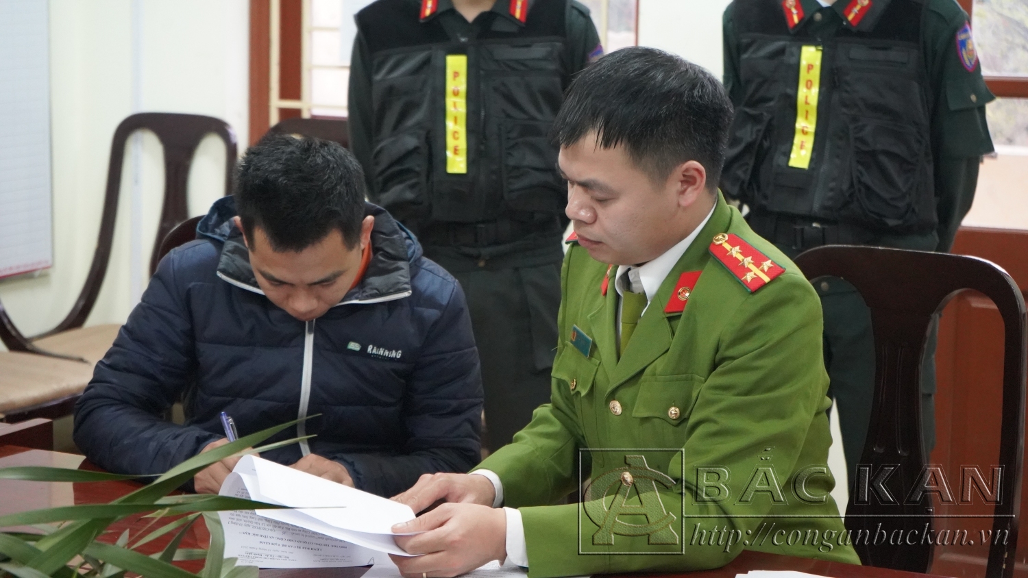   Đối tượng Lê Văn Quyên bị khởi tố về hành vi mua bán người dưới 16 tuổi.