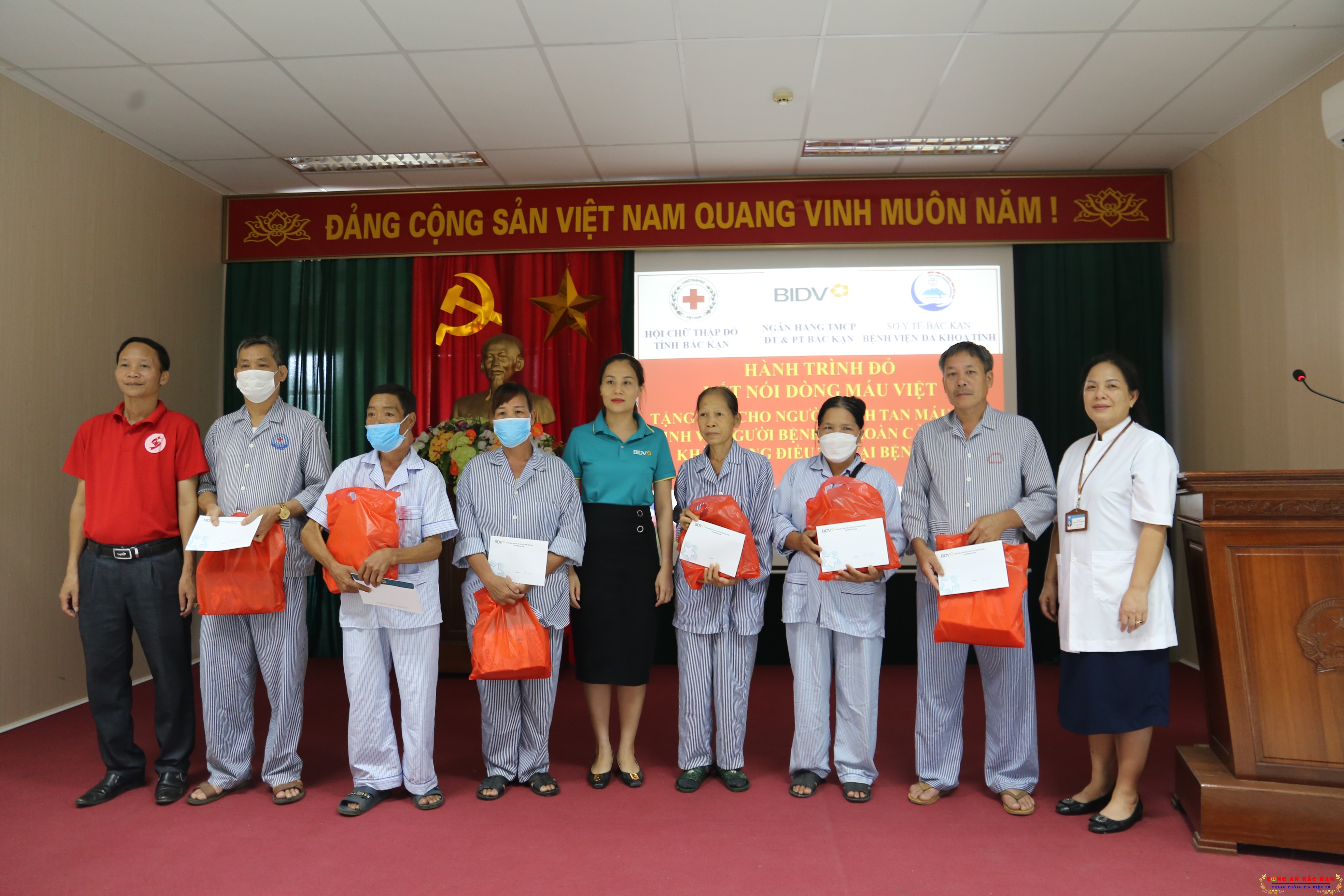 Chương trình Hành trình đỏ - kết nối dòng máu Việt năm 2023 tiếp nhận được hơn 1.000 đơn vị máu - Ảnh minh hoạ 3