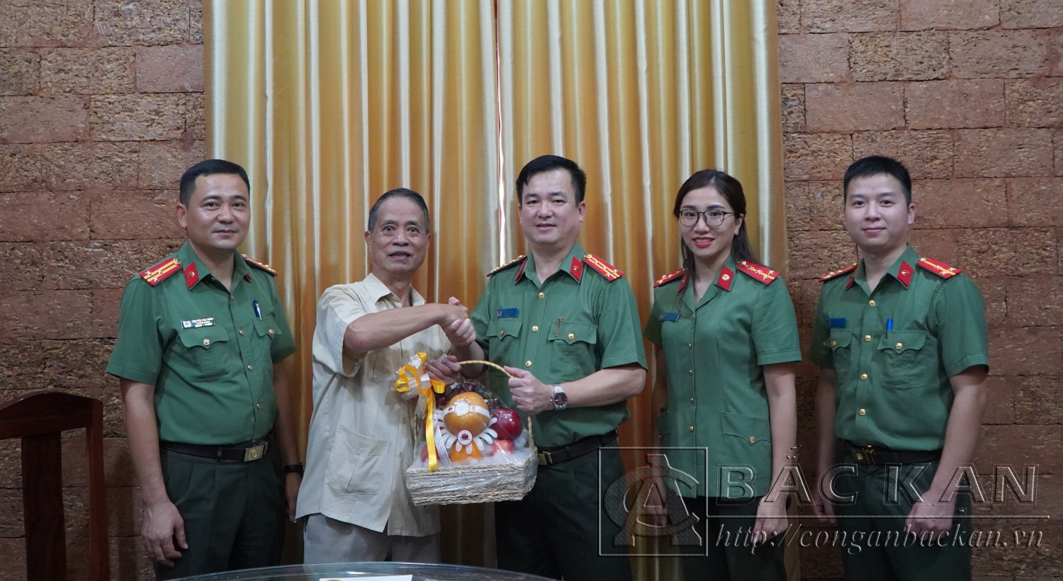 Lãnh đạo Công an tỉnh cùng đoàn thăm hỏi, tặng quà cho đồng chí Hà Văn Khoát nguyên Bí thư Tỉnh ủy, nguyên Giám đốc Công an tỉnh
