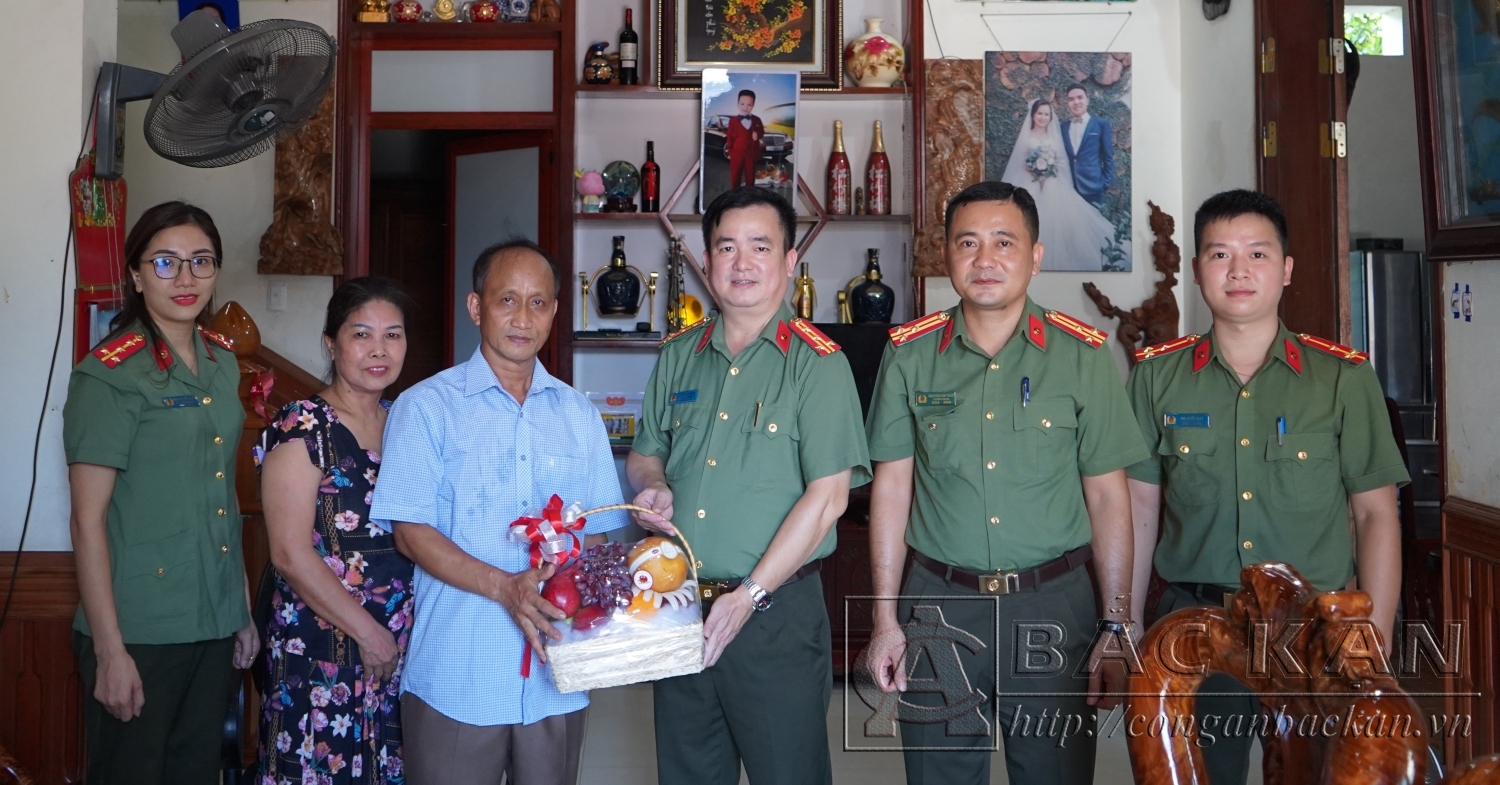 DSC03598 Lãnh đạo Công an tỉnh cùng đoàn tặng quà cho đồng chí Ma Văn Lả nguyên Giám đốc Công an tỉnh