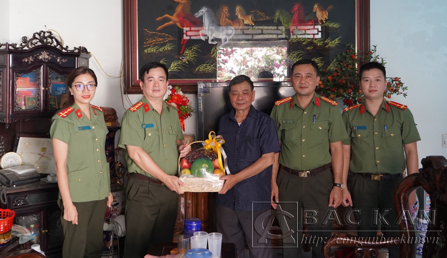 DSC03604 Lãnh đạo Công an tỉnh tặng quà cho đồng chí Nông Văn Dũng nguyên Phó Giám đốc Công an tỉnh (1)