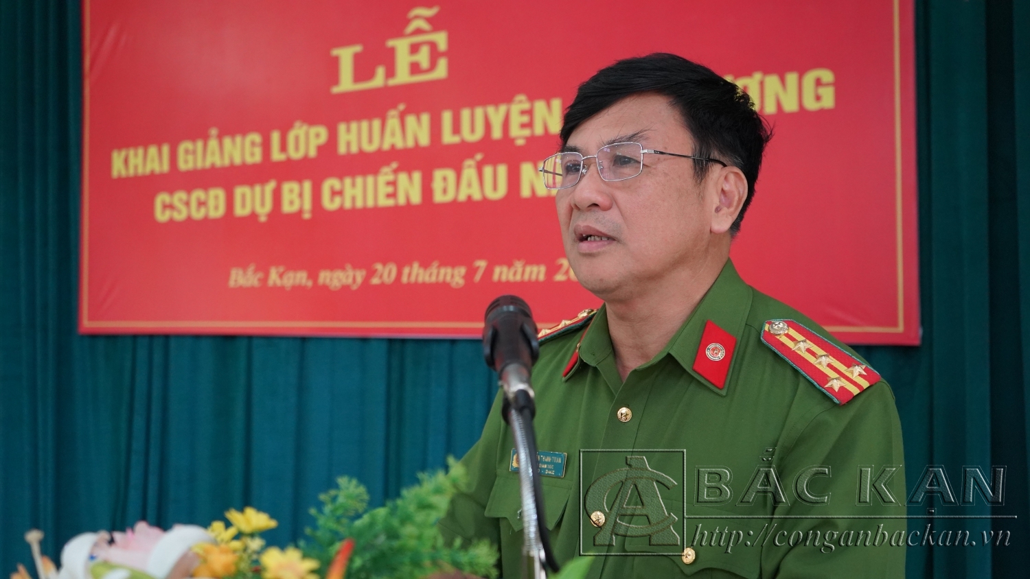 Đại tá Nguyễn Thanh Tuân - Phó Giám đốc Công an tỉnh phát biểu giao nhiệm vụ