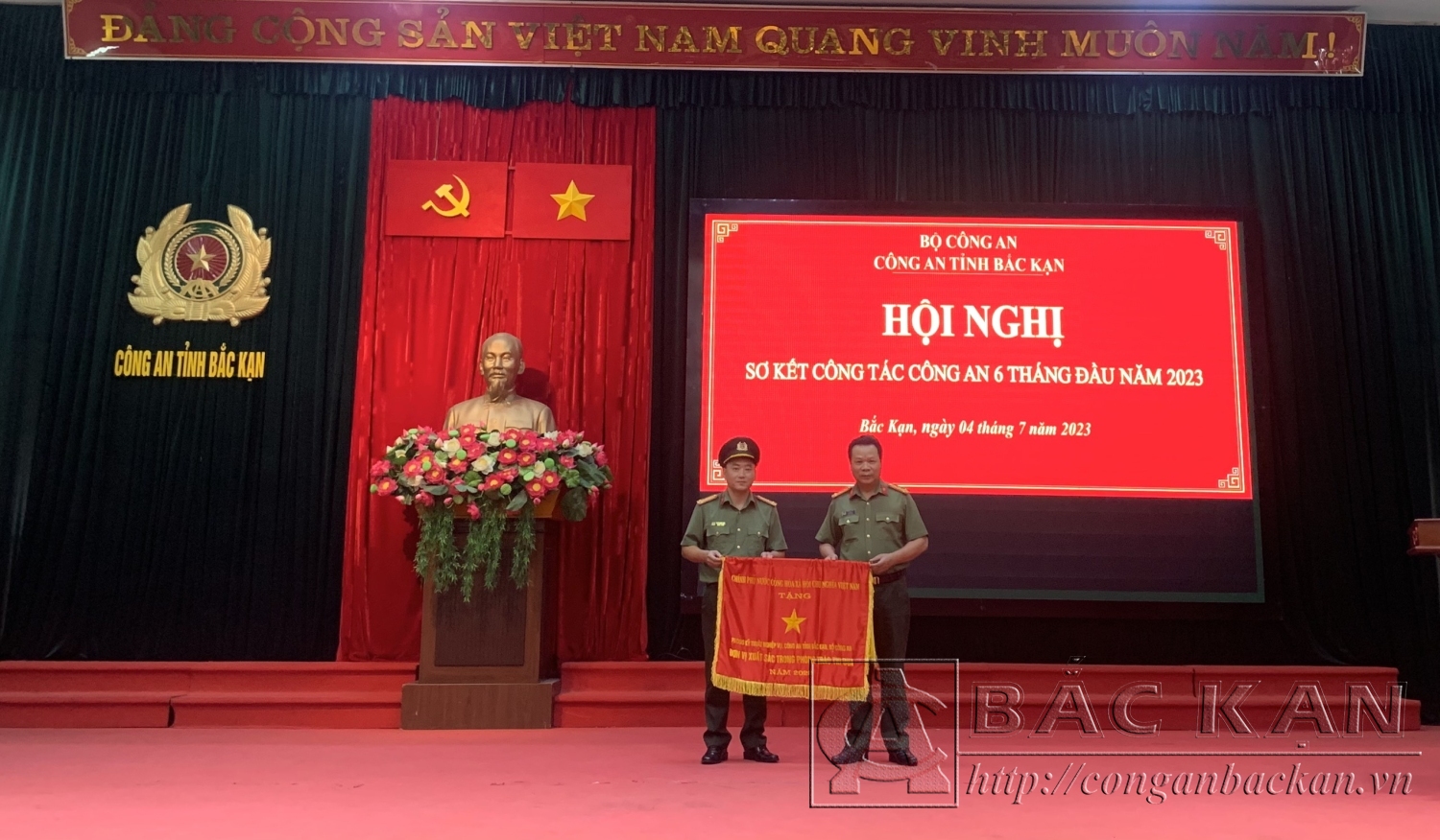 Đại tá Hà Văn Tuyên trao Cờ thi đua Chính phủ cho Phòng Kỹ thuật nghiệp vụ