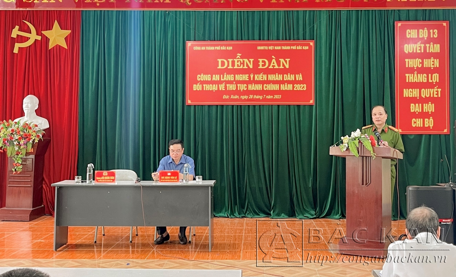 Thượng tá Hà Quang Tuân- Trưởng Công an Thành phố Bắc Kạn phát biểu tiếp thu ý kiến của nhân dân