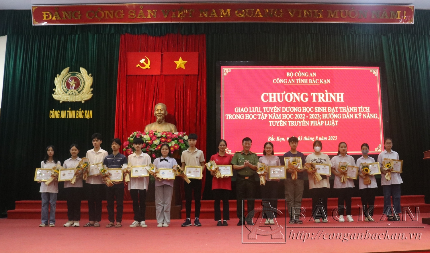 Đại tá Hà Trọng Trung- Phó Giám đốc Công an tỉnh tặng giấy khen cho các em đạt học sinh giỏi cấp tỉnh