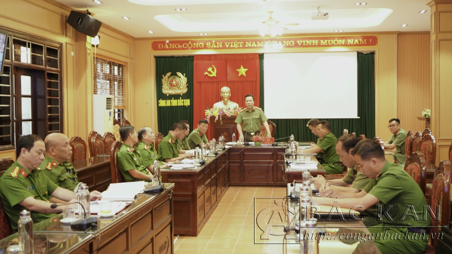 Đại tá Hà Văn Tuyên, Giám đốc Công an tỉnh báo cáo tại hội nghị