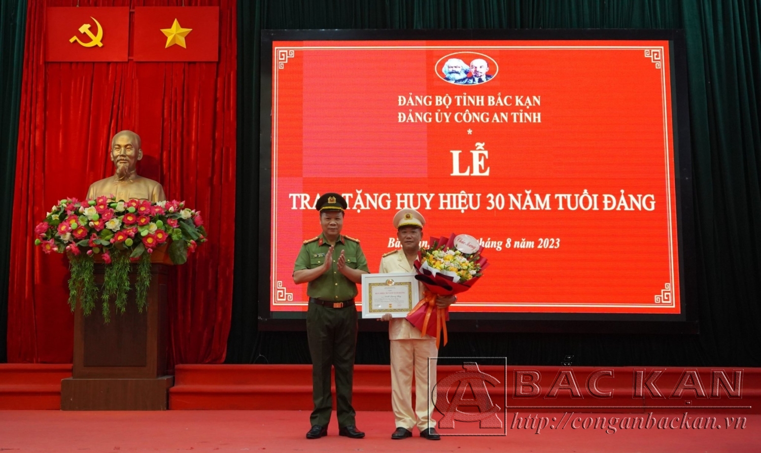 Đại tá Hà Văn Tuyên trao Huy hiệu 30 năm tuổi Đảng cho Đồng chí Đinh Quang Huy
