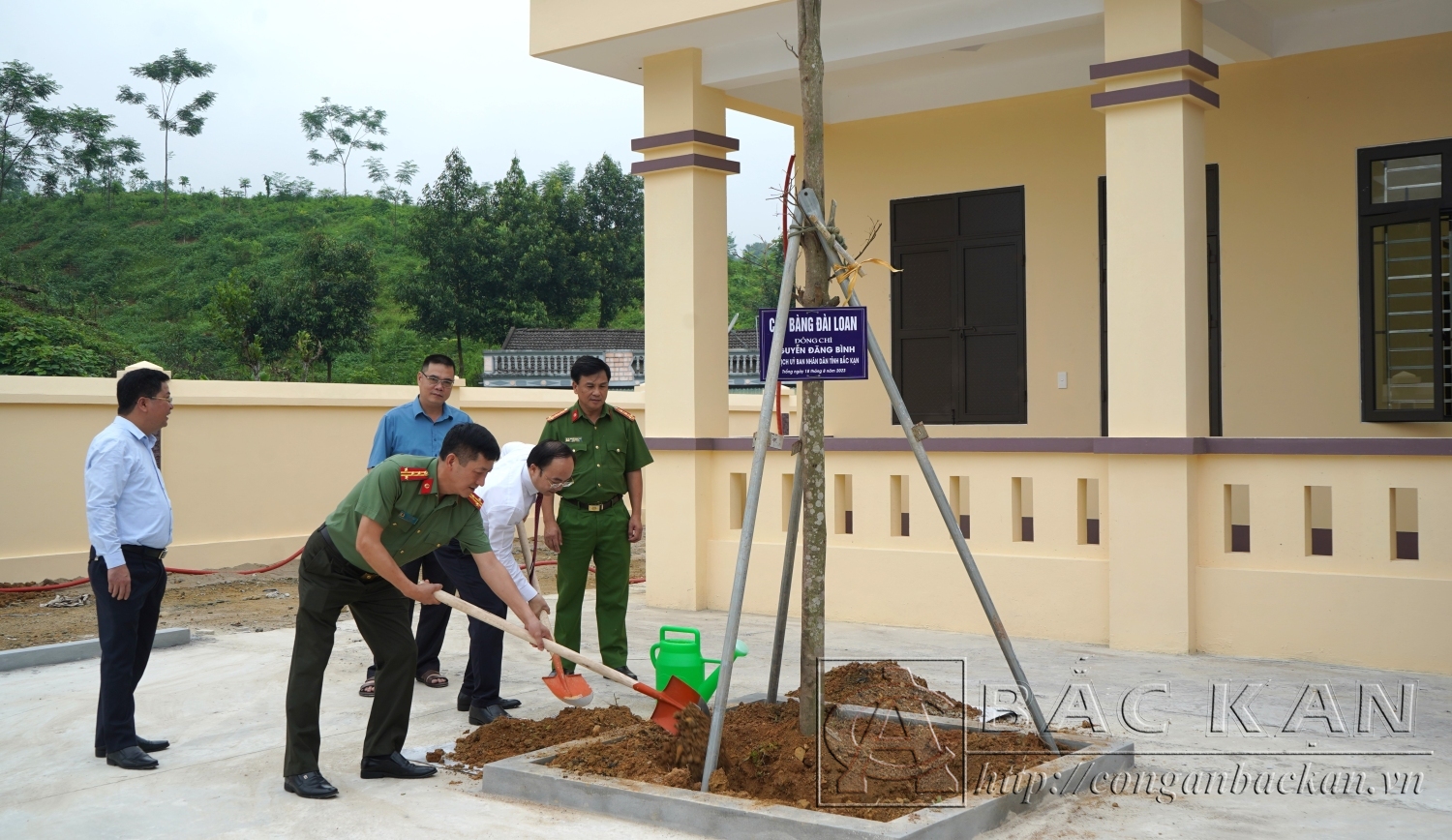 Đồng chí Nguyễn Đăng Bình – Chủ tịch UBND tỉnh và các đại biểu trồng cây tại trụ sở Công an xã Nông Thượng, thành phố Bắc Kạn