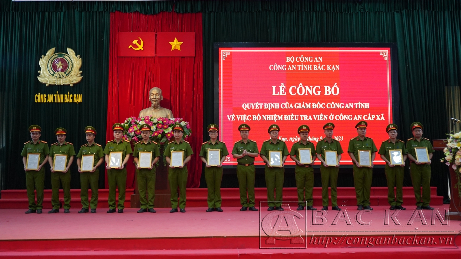 Thượng tá Lê Hồng Giang Phó Giám đốc công an tỉnh, Thủ Trưởng cơ quan Cảnh sát điều tra Công an tỉnh trao quyết định bổ nhiệm Điều tra viên sơ cấp