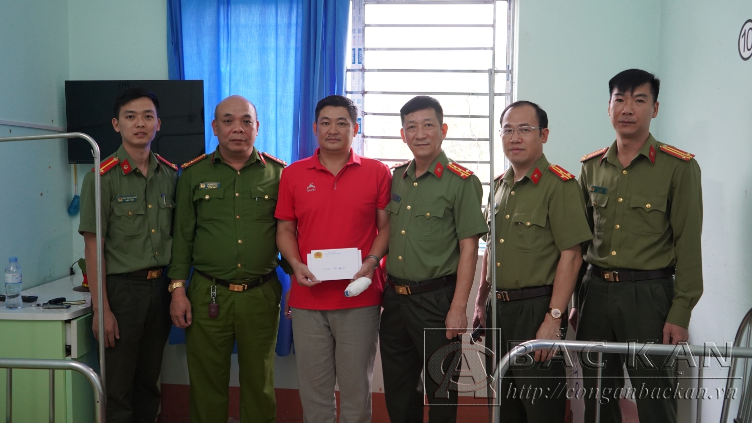 Đại tá Hà Trọng Trung - Phó Giám đốc Công an tỉnh cùng đoàn công tác đến thăm, động viên Thiếu tá Lý Văn Khánh
