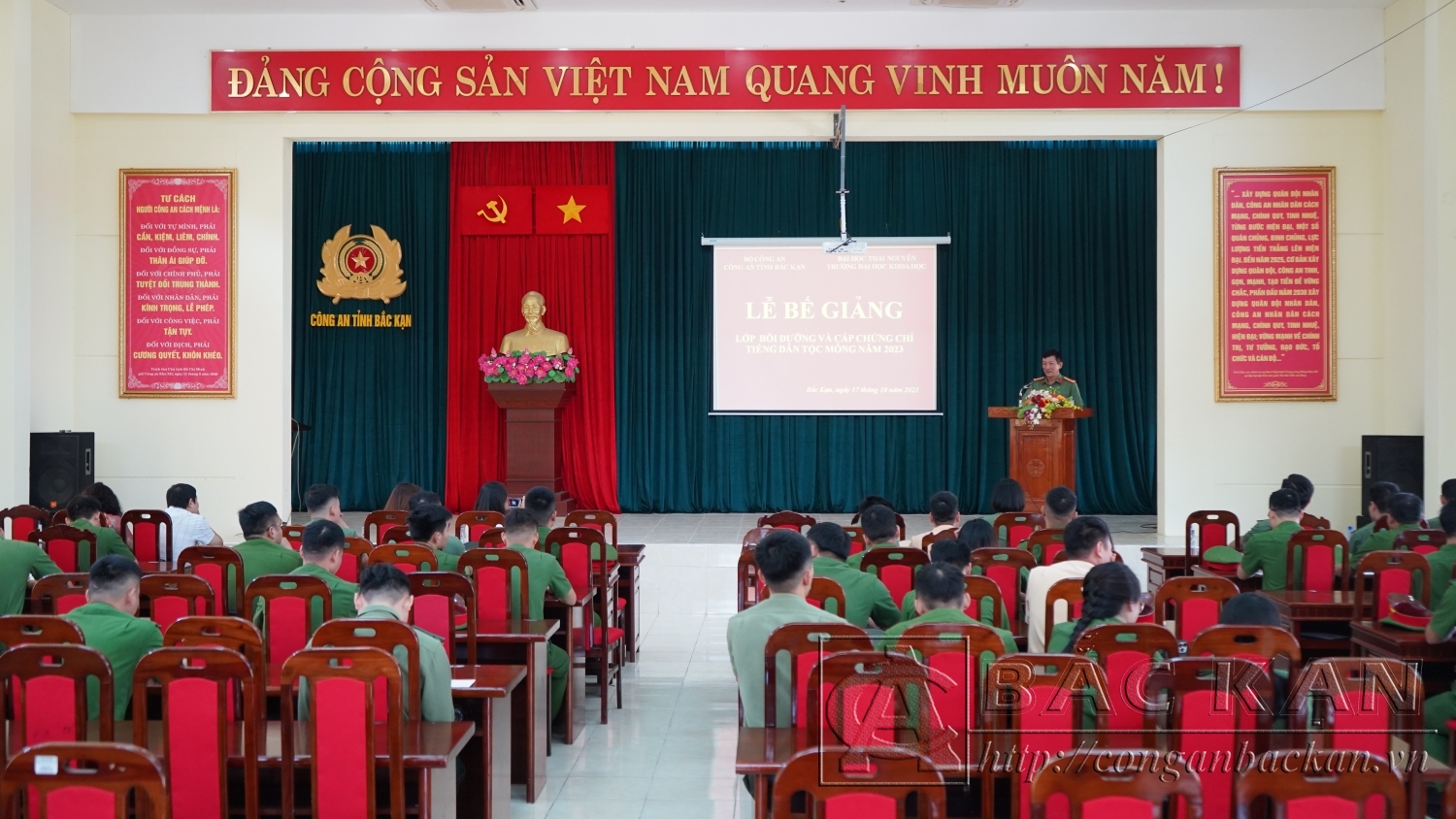 Đại tá Hà Trọng Trung- Phó Giám đốc Công an tỉnh phát biểu giao nhiệm vụ đối với các học viên