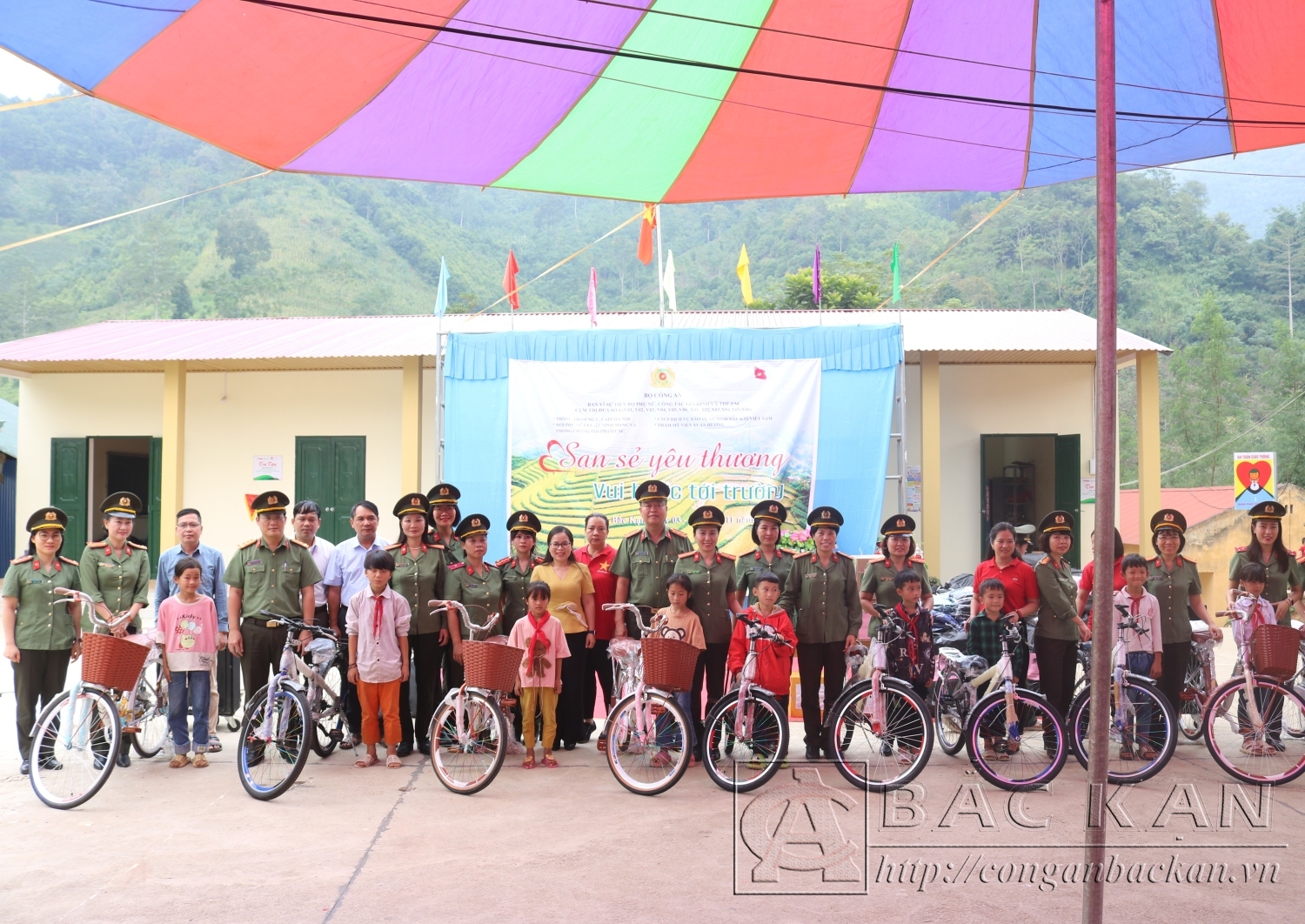1550 Cụm thi đua số 4 Bộ Công an tặng xe đạp cho các em học sinh Trường tiểu học Nghiêm Loan 2