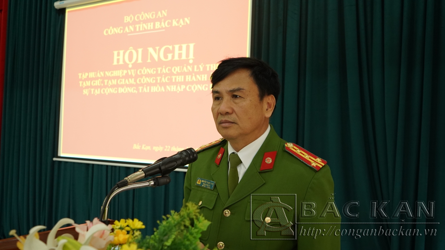 Đại tá. TS Nguyễn Thanh Tuân, Phó Giám đốc Công an tỉnh phát biểu giao nhiệm vụ cho cán bộ tham gia lớp tập huấn
