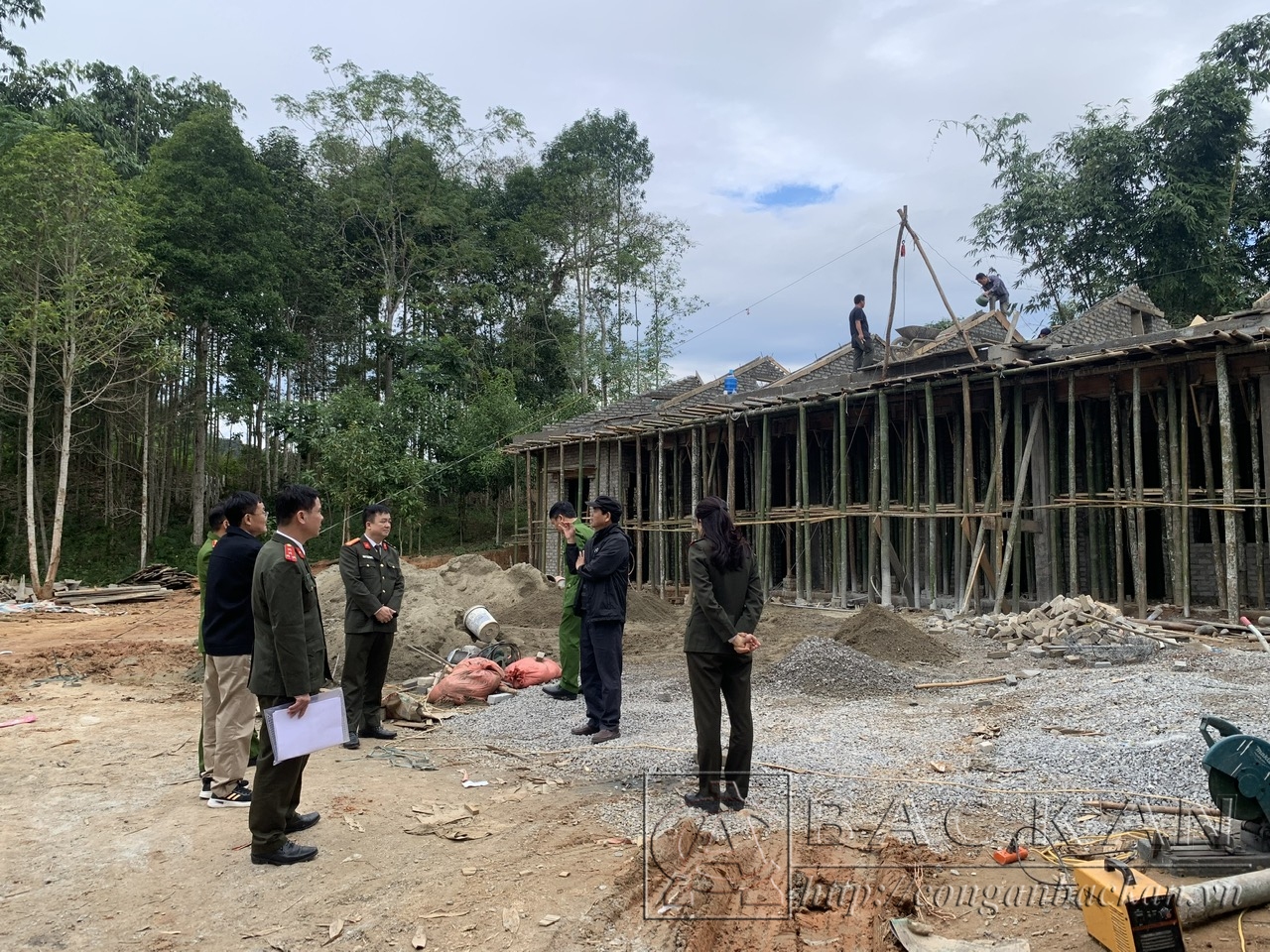 Đại tá Thăng Quang Huy, Phó Giám đốc Công an tỉnh kiểm tra tiến độ xây dựng trụ sở Công an xã Phúc Lộc, huyện Ba Bể