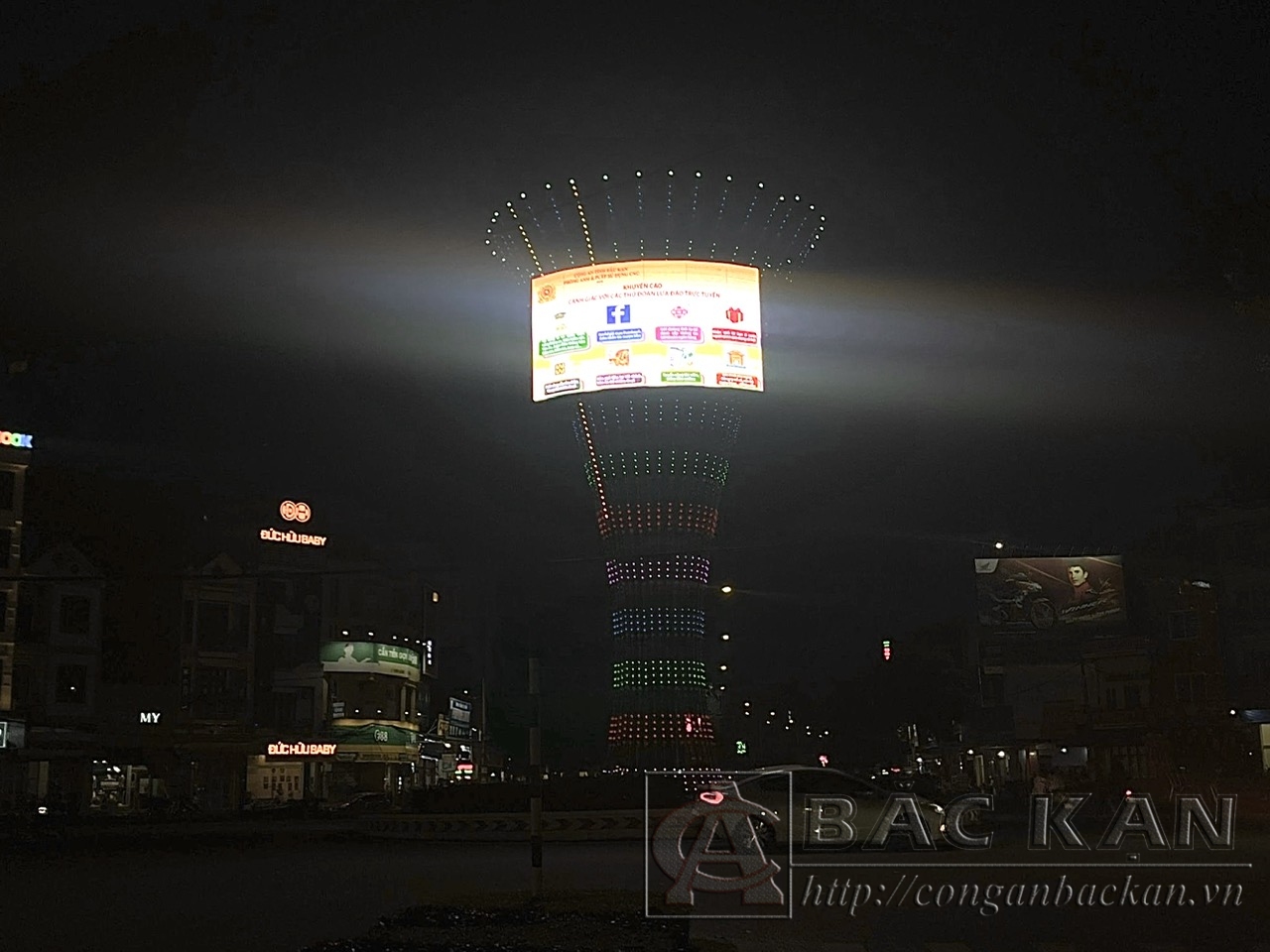 Màn hình LED quảng cáo đón tầm nhìn của người tham gia giao thông