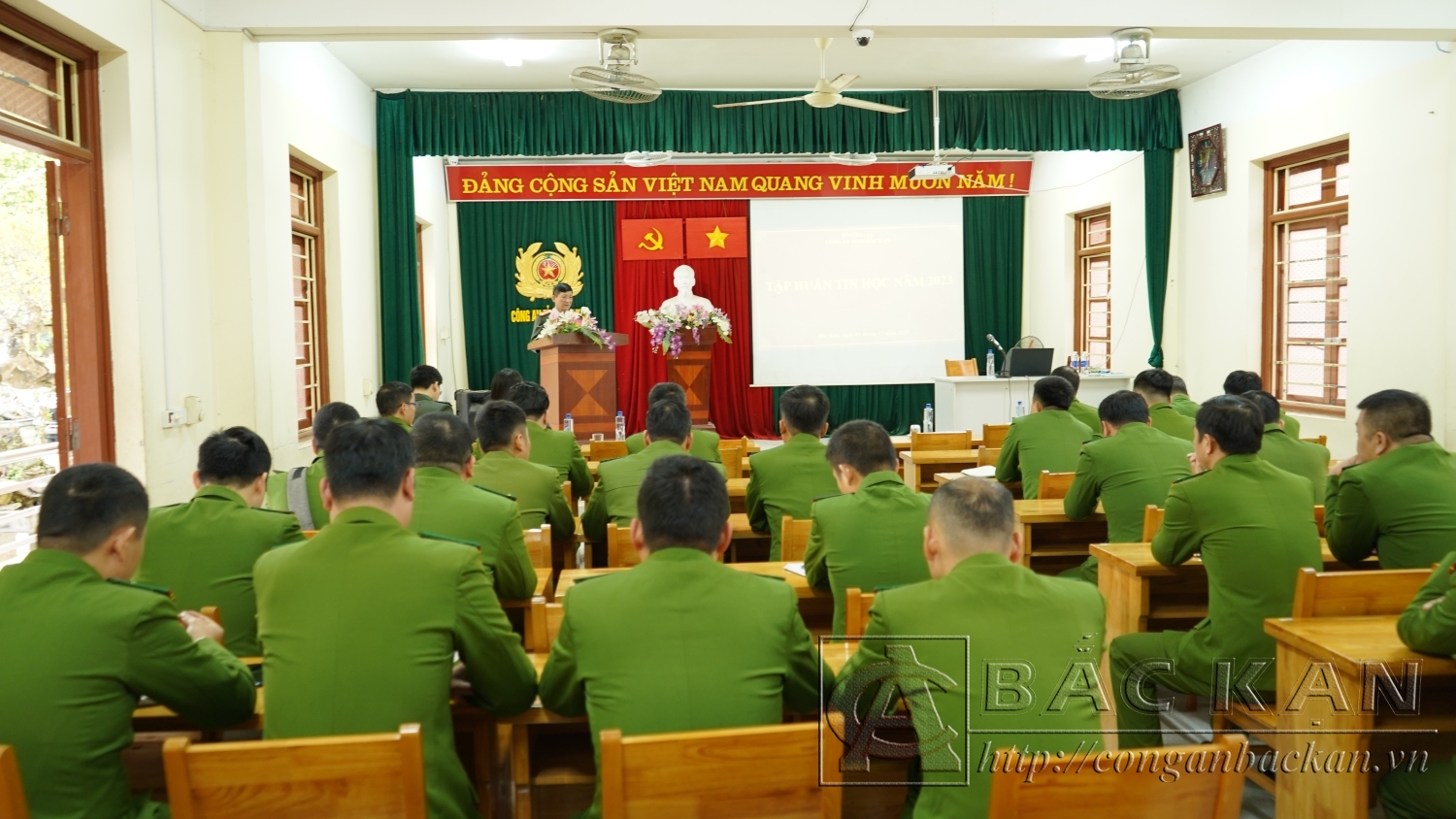 Đại tá Hà Trọng Trung, Phó Bí thư Đảng uỷ, Phó Giám đốc Công an tỉnh khai mạc lớp bồi dưỡng