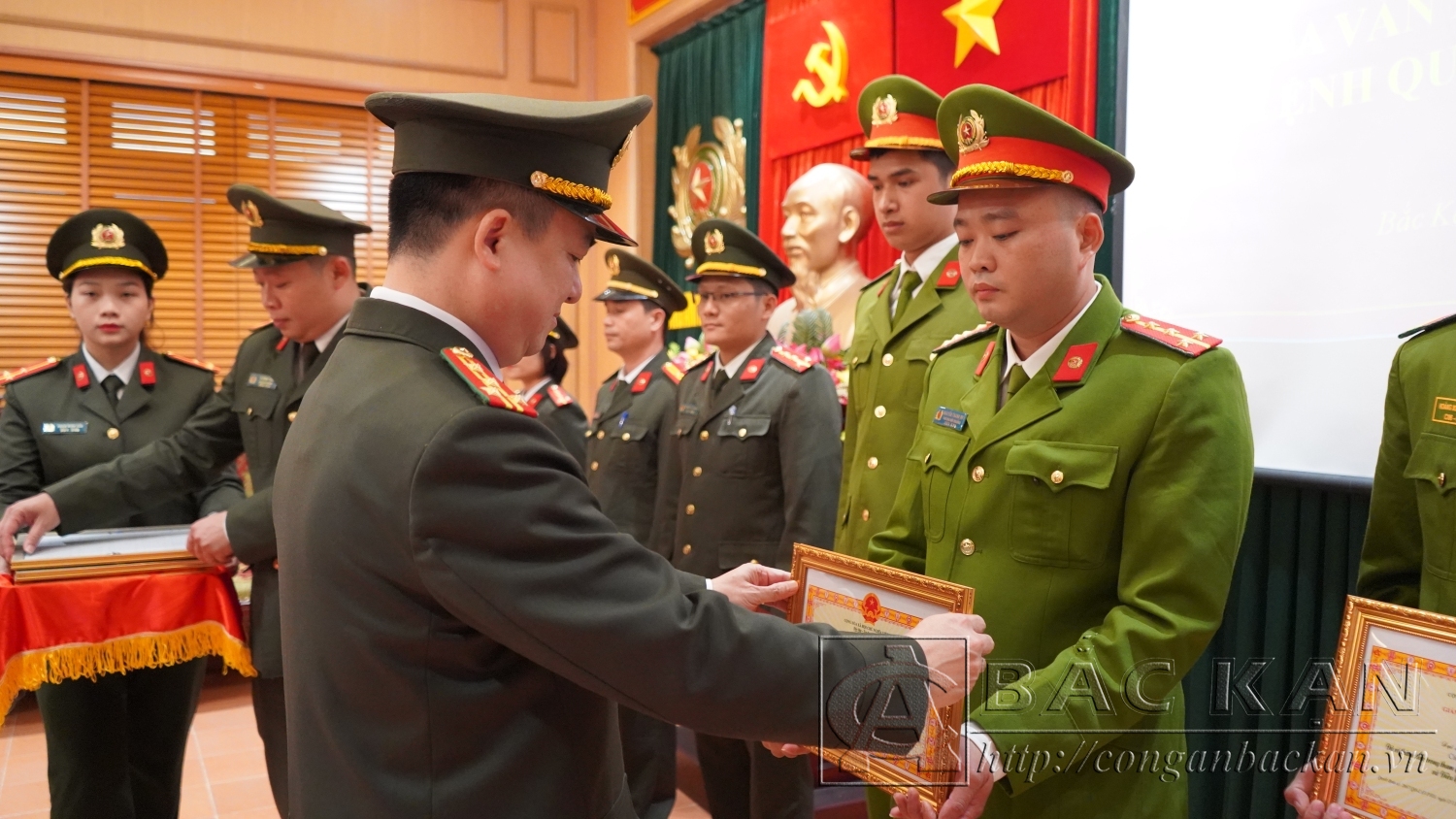 Đại tá Thăng Quang Huy, Phó Giám đốc Công an tỉnh trao giấy khen cho các cá nhân