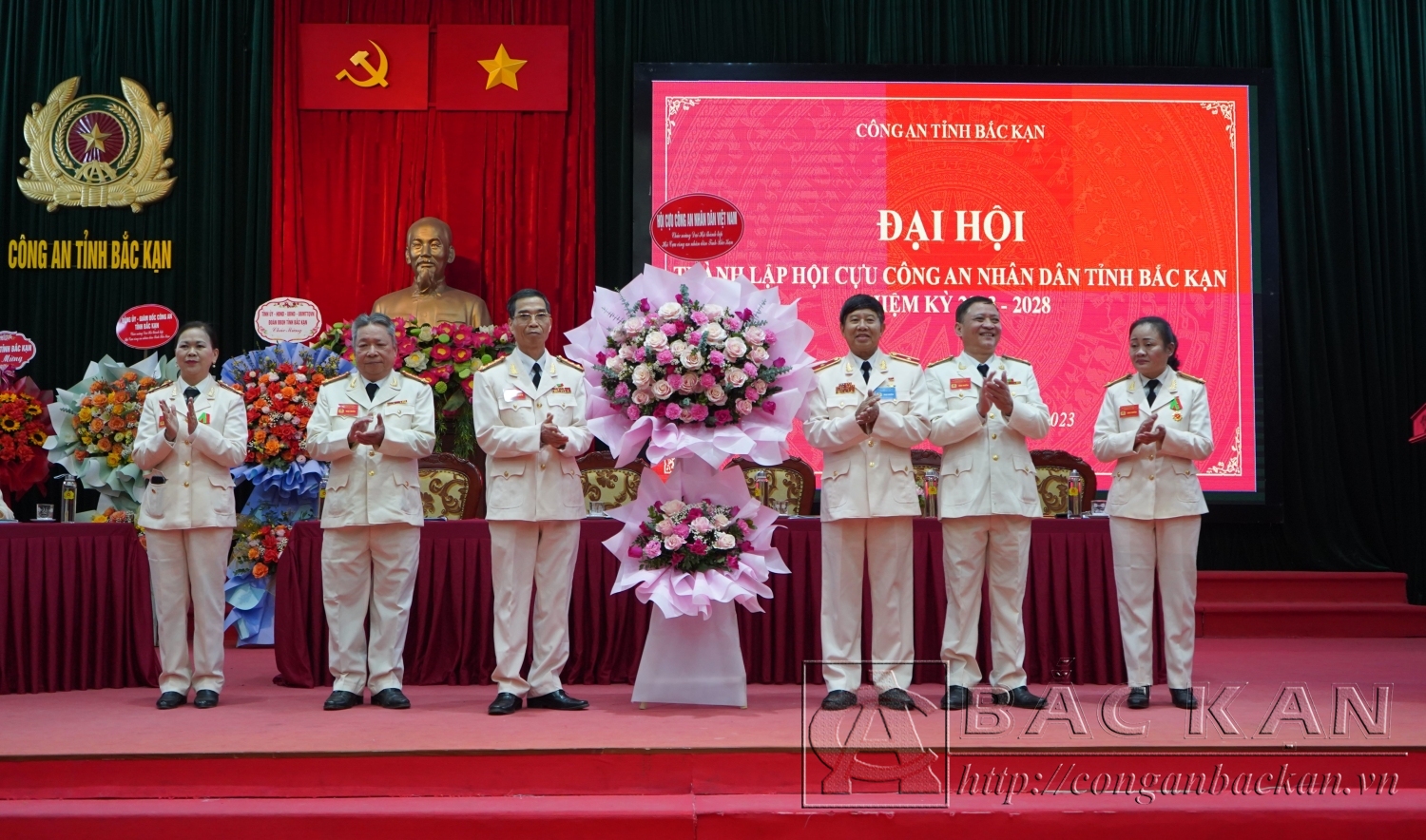 Thiếu tướng Vũ Hùng Vương Anh hùng lực lượng vũ trang nhân dân, Phó Chủ tịch thường trực Hội Cựu Công an nhân dân Việt Nam chúc mừng Đại hội