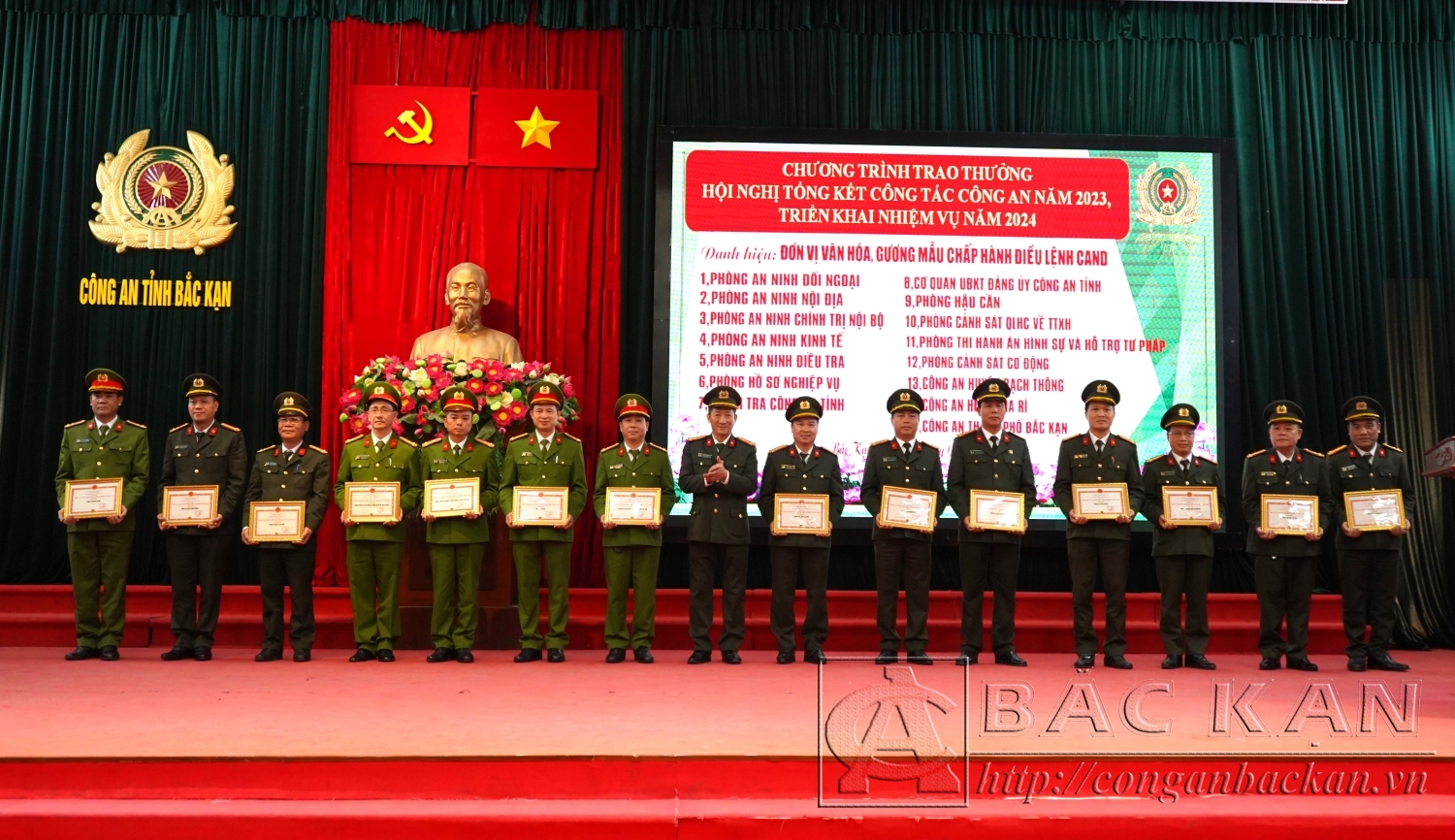10 Đại tá Hà Trọng Trung – Phó Giám đốc Công an tỉnh trao danh hiệu “Đơn vị văn hoá, gương mẫu, chấp hành điều lệnh Công an nhân dân”