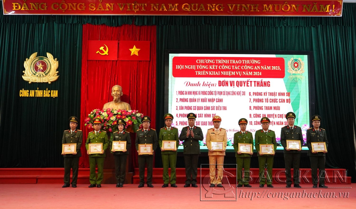 9 Đại tá Hà Văn Tuyên, Giám đốc Công an tỉnh tặng danh hiệu “Đơn vị quyết thắng” cho 10 đơn vị