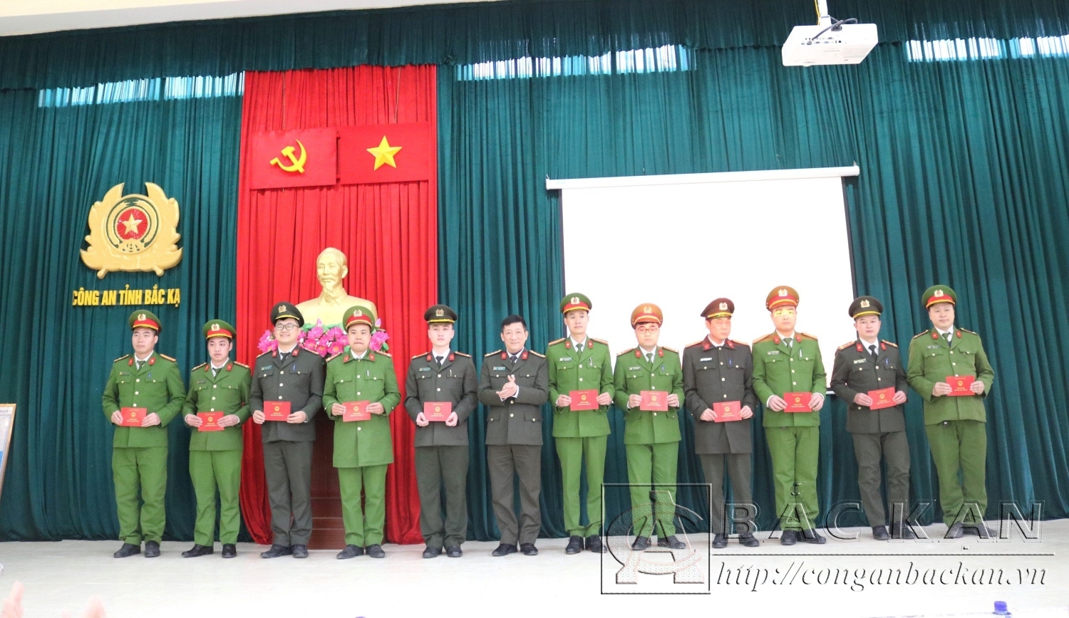 Đại tá Hà Trọng Trung – Phó Giám đốc Công an tỉnh trao Chứng chỉ cho các học viên
