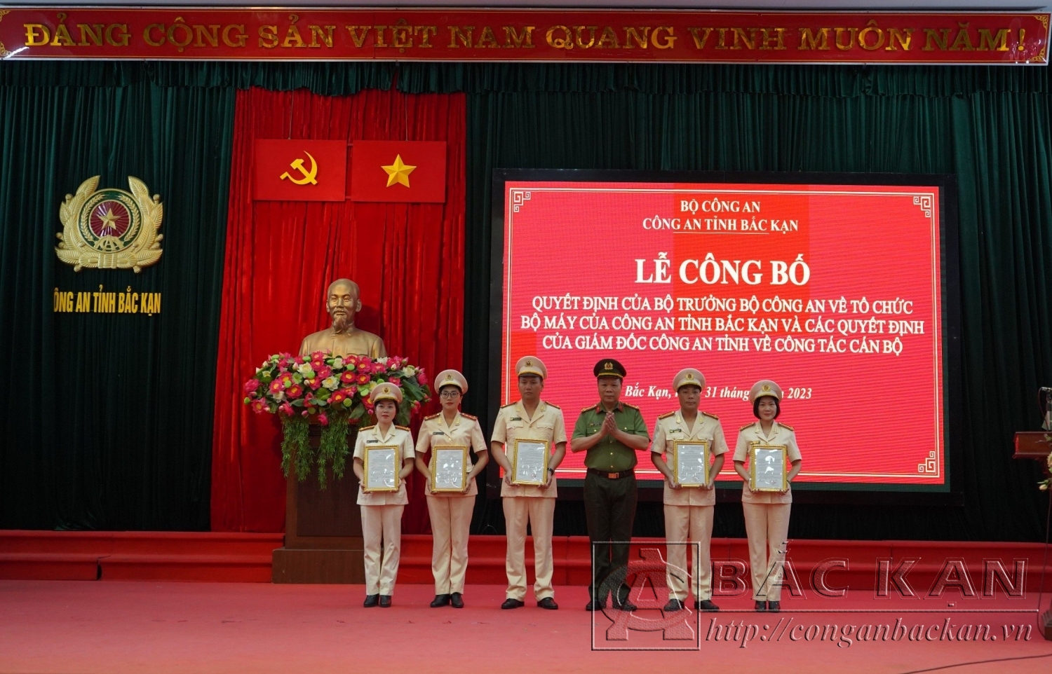Đại tá Hà Văn Tuyên – Bí thư Đảng uỷ, Giám đốc Công an tỉnh trao Quyết định bố trí lãnh đạo Phòng Tham mưu tại Lễ công bố quyết định tổ chức bộ máy và công tác cán bộ theo Đề án của Bộ Công an (Tháng 8/2023)