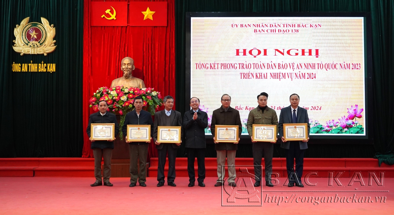 Đồng chí Nguyễn Đăng Bình Chủ tịch UBND tỉnh tặng Bằng khen cho các đơn vị điển hình trong phong trào toàn dân bảo vệ ANTQ