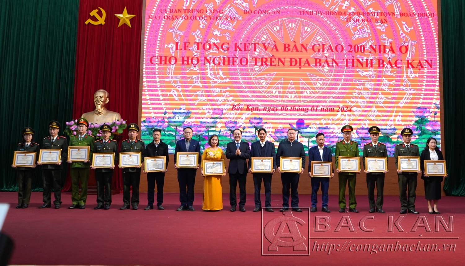 Đồng chí Nguyễn Đăng Bình Phó Bí thư Tỉnh ủy, Chủ tịch Ủy ban nhân dân tỉnh Bắc Kạn tặng Bằng Khen cho các tập thể, cá nhân